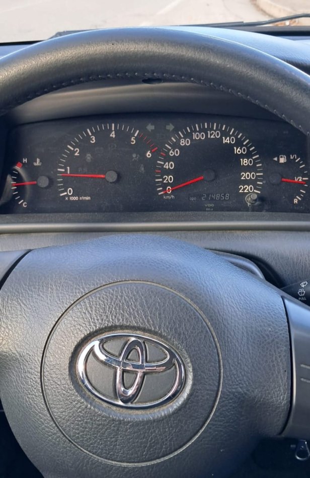 Tepelene, shitet Toyota Corolla.