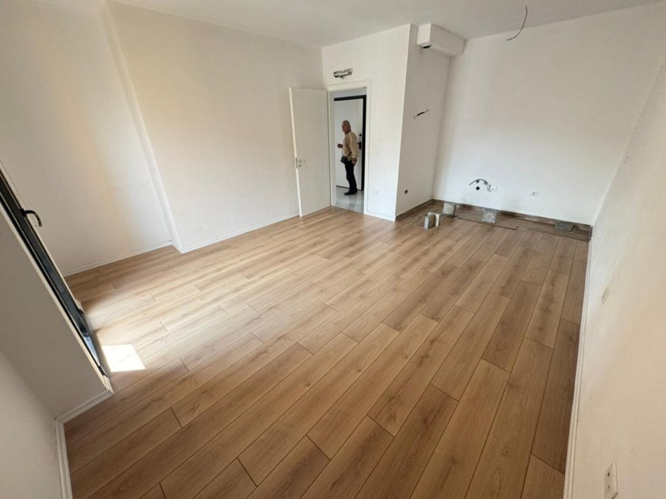 Tirane, jepet me qera zyre Kati 3, 70 m² 500 € (shkolla e baletit)