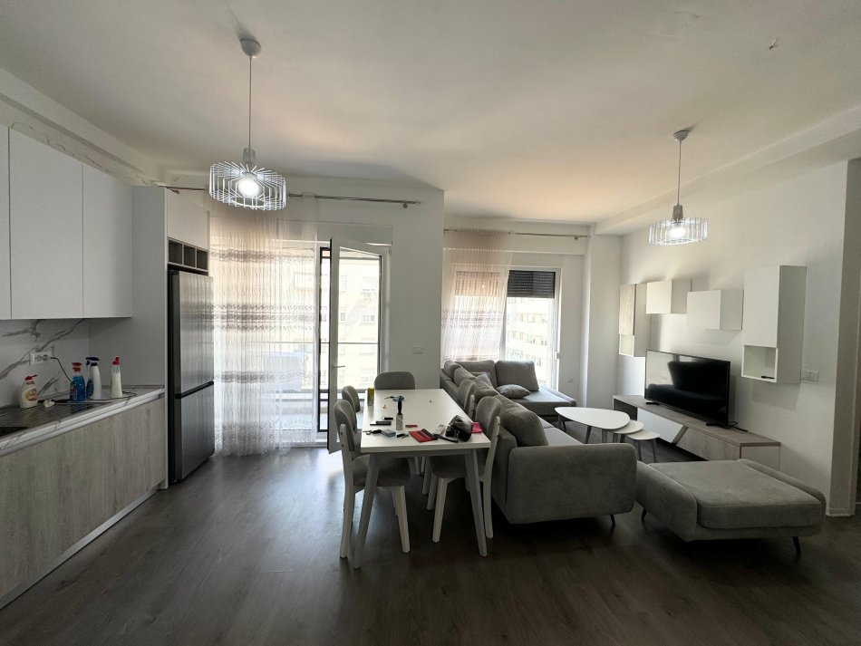 Tirane, jepet me qera apartament 2+1 Kati 4, 85 m² 700 € (21 dhjetori)