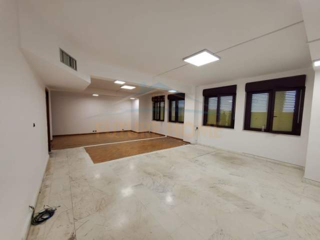 Tirane, jepet me qera ambjent biznesi Kati 7, 105 m² 1.000 Euro (Qender)