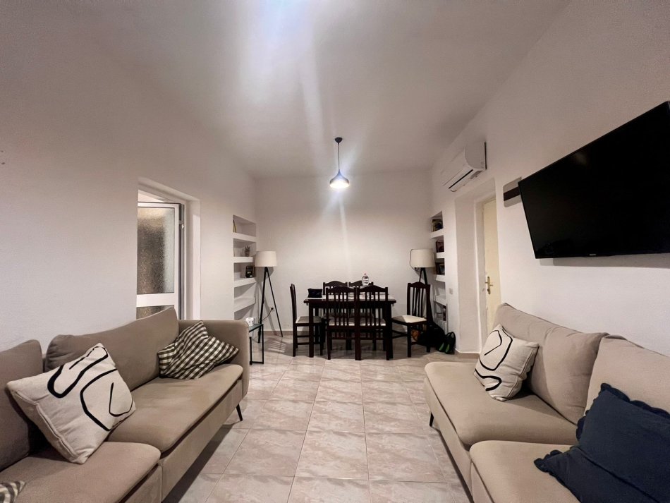 Tirane, jepet me qera apartament 2+1 Kati 2, 90 m² 700 € (Ambasada Amerikane)