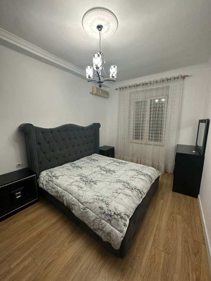 Tirane, jepet me qera apartament 2+1+Ballkon Kati 2, 75 m² 650 € (Shallvaret te Fushat e Tenisit)