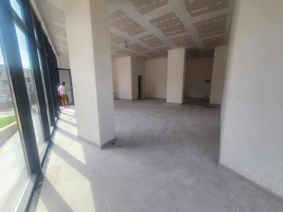 Tirane, jepet me qera ambjent biznesi Kati 0, 84 m² 1.200 € (Ambasada Amerikane , Shkolla Osman Myderizi)