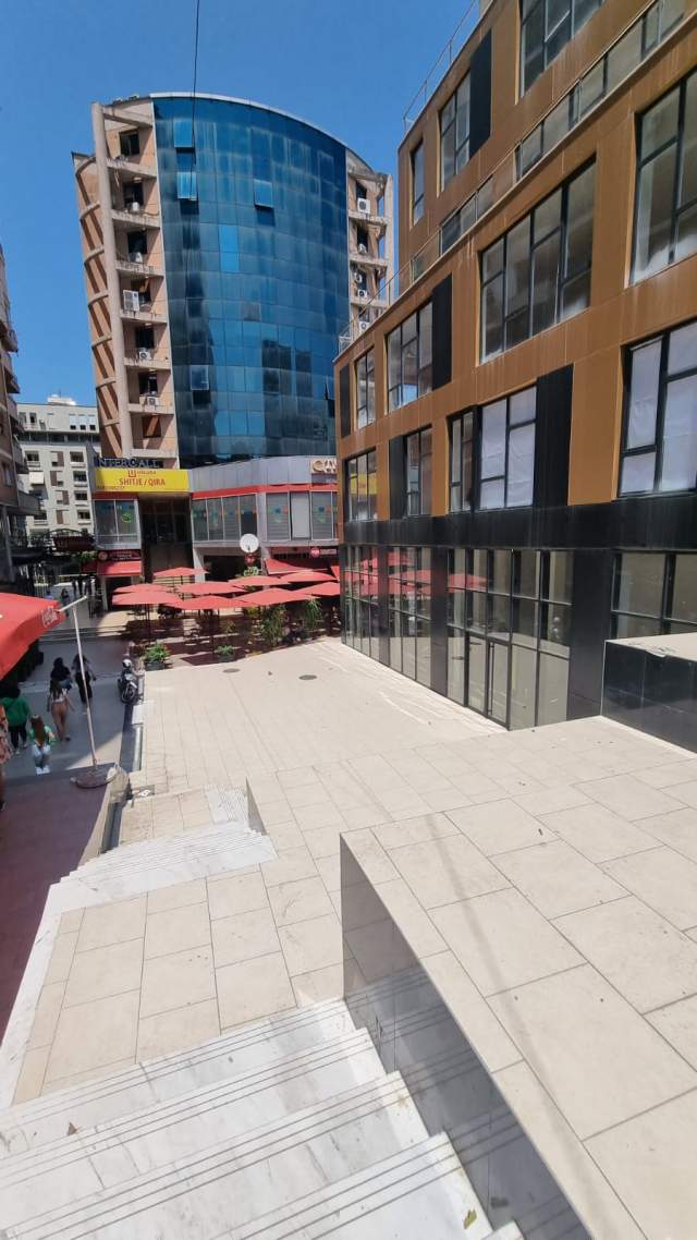 Tirane, jepet me qera ambjent biznesi Kati 5, 175 m² 1.200 Euro (ish stacioni trenit)