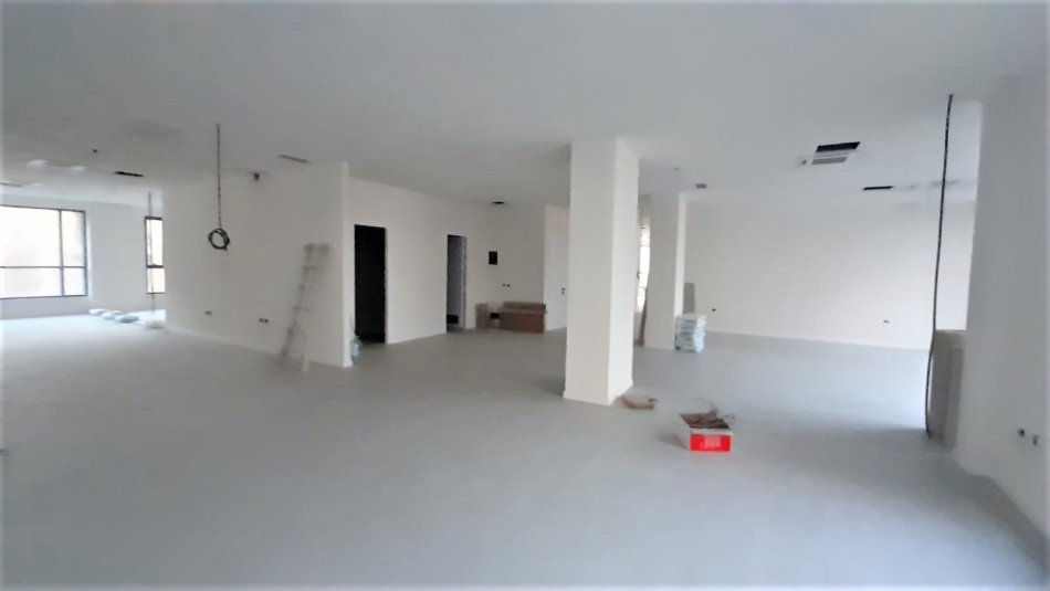 Tirane, jepet me qera zyre Kati 1, 415 m² 5.200 € (Pazari i ri)