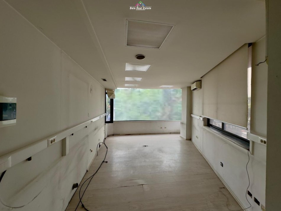 Tirane, jepet me qera zyre Kati 2, 140 m² 1.700 € (stacioni i trenit)