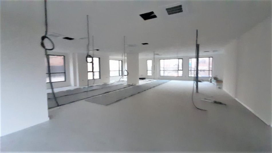 Tirane, jepet me qera zyre Kati 1, 415 m² 5.200 € (Pazari i ri)