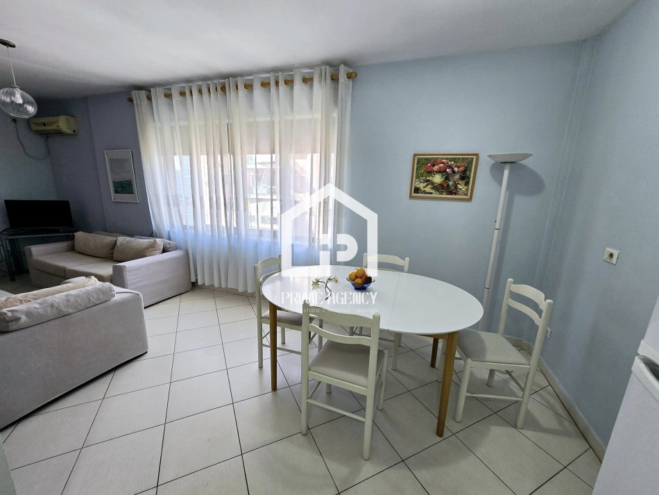 JEPET ME QIRA : Apartament 2+1 +2/ Rruga Barrikadave/ Qender
