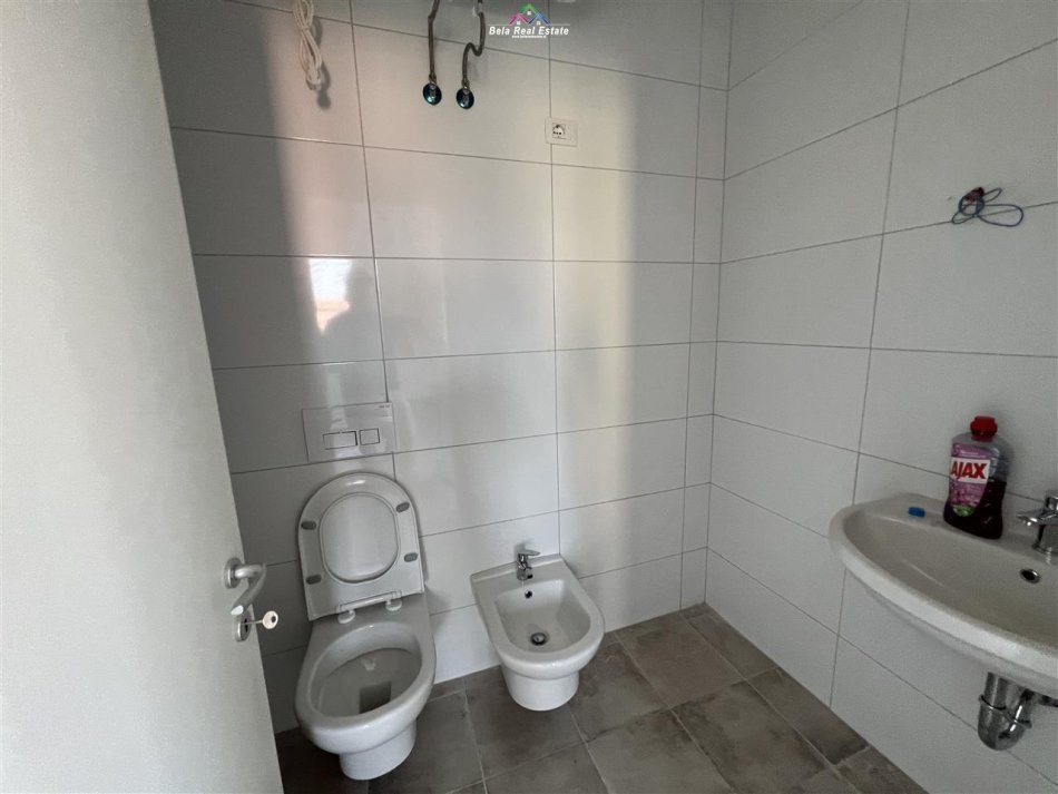 Tirane, jepet me qera apartament 2+1 Kati 1, 110 m² 700 € (Asim vokshi)