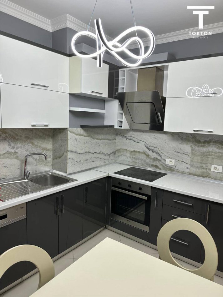 QERA, DUPLEX 3+1+3+POST PARKIMI, KODRA E DIELLIT, TIRANË,TT 577