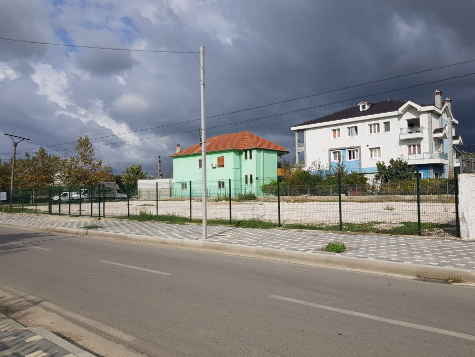 Tirane, jepet me qera toke , 1.200 m² (rruga albanet, Valias)