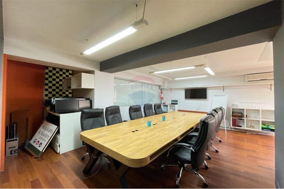 Tirane, jepet me qera zyre Kati 2, 156 m² 2,000 € (Bllok)