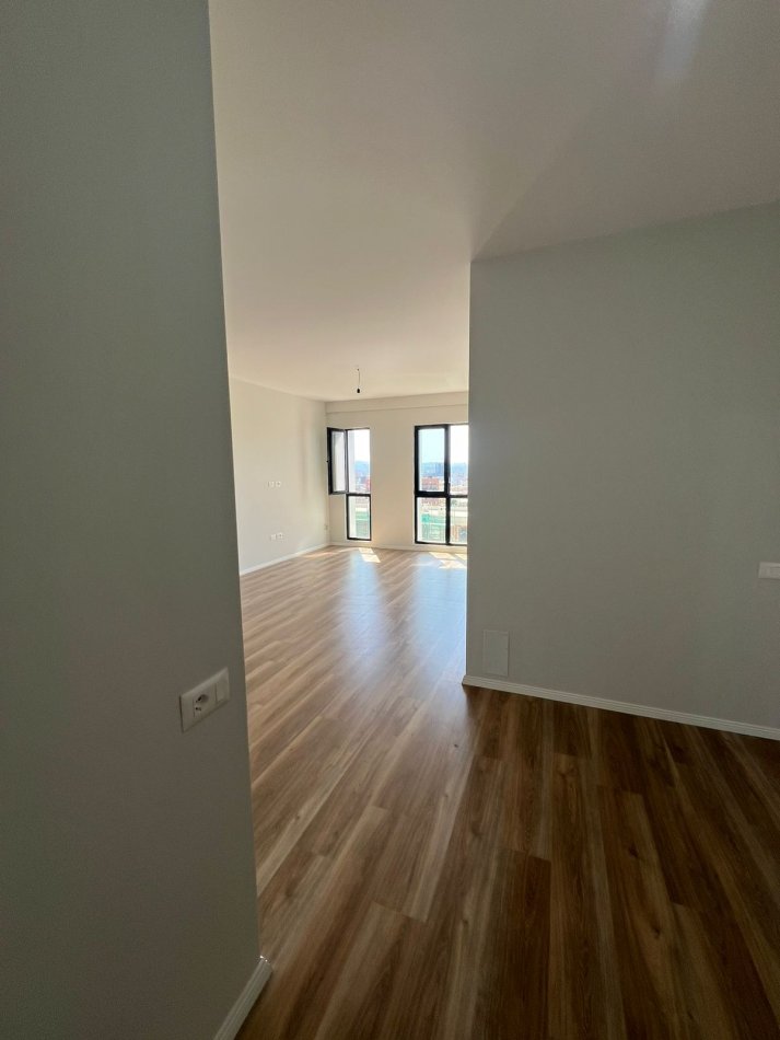 Tirane, jepet me qera zyre Kati 7, 90 m² 500 € (Kompleksi Arlis, prane Farmacise nr.10)