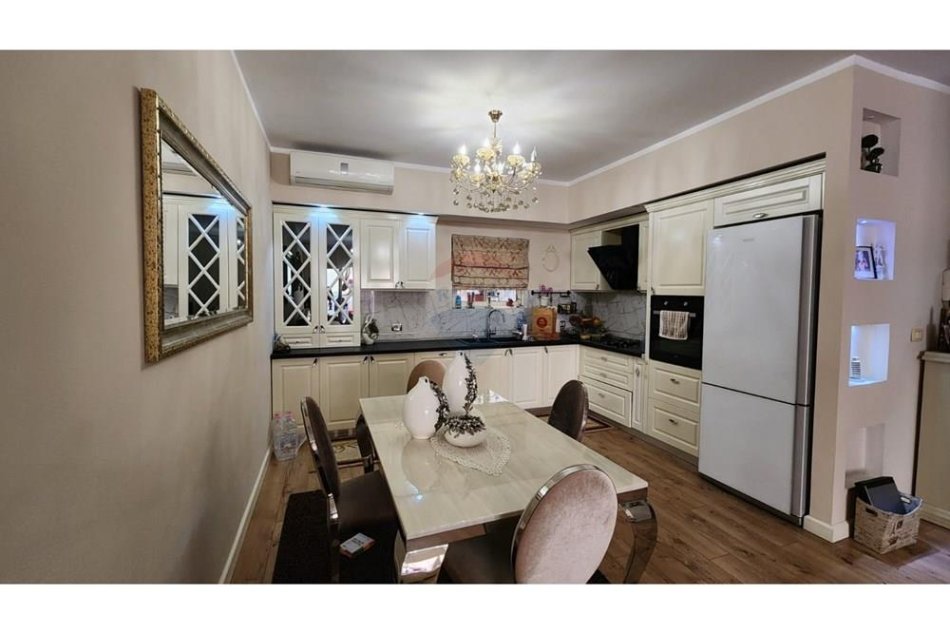 Tirane, jepet me qera apartament 2+1 Kati 2, 110 m² 500 € (Yzberisht)