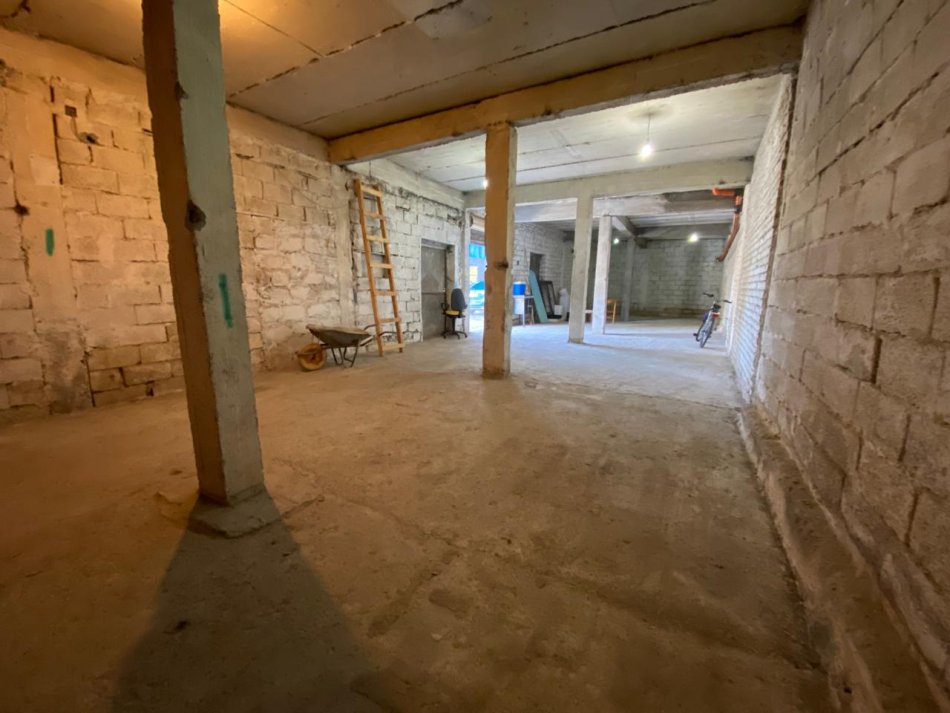 Tirane, jepet me qera ambjent biznesi Kati 0, 130 m² 450 € (Ali Demi)