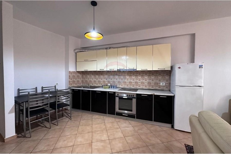 Tirane, jepet me qera apartament 1+1 Kati 3, 70 m² 420 € (Stacioni i Trenit)