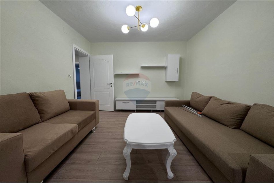 Tirane, jepet me qera apartament 3+1 Kati 2, 100 m² 600 € (Xhamlliku)