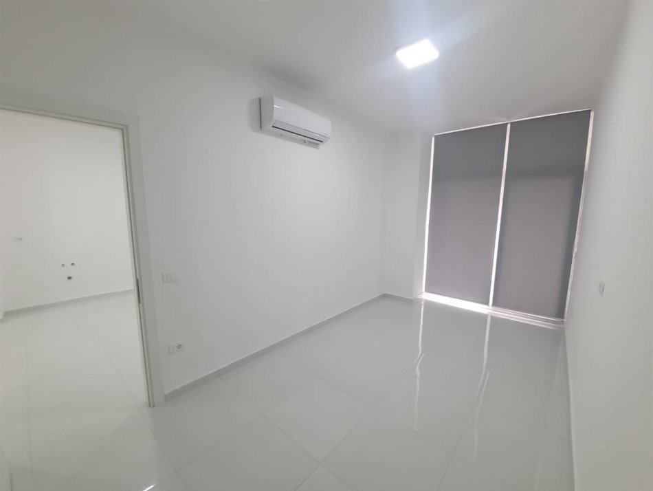 Tirane, jap me qera zyre Kati 2, 105 m² 900 € (Komuna e Parisit, Kompleksi Kika)