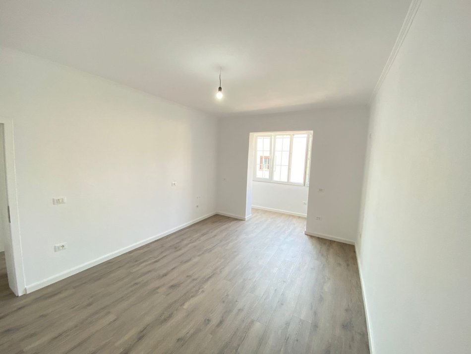 Tirane, shes apartament 2+1+Ballkon Kati 3, 68 m² 150.000 € (21 Dhjetori)