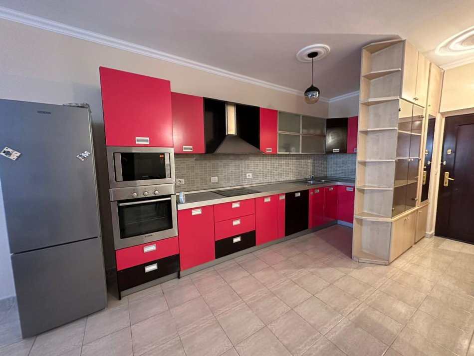 Tirane, jepet me qera apartament 2+1 Kati 3, 110 m² 650 € (Rruga e Durresit)