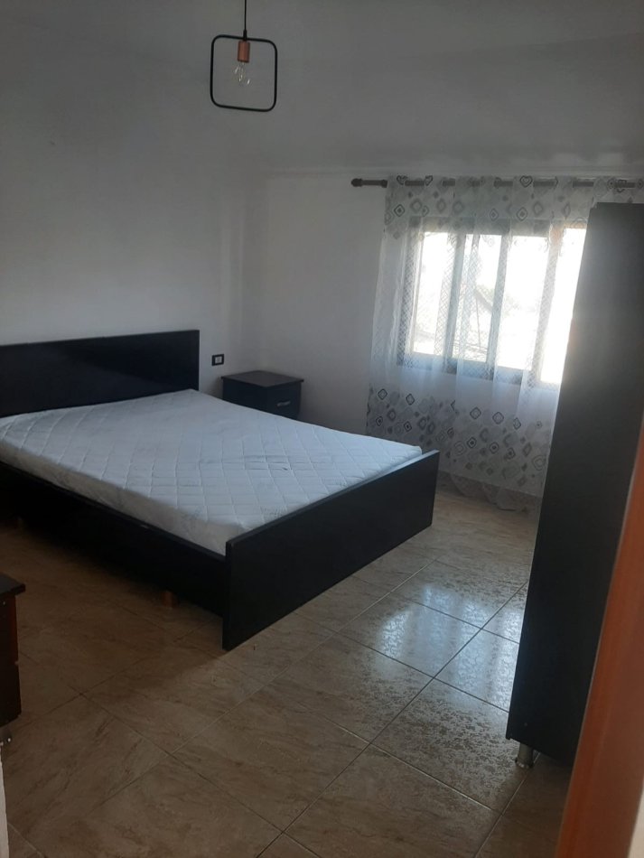 Tirane, jepet me qera apartament 2+1 Kati 3, 380 m² 380 € (Kombinat)