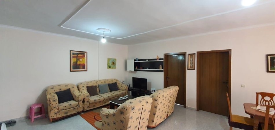 Tirane, jepet me qera apartament 2+1 Kati 5, 85 m² 500 € (Laprake)