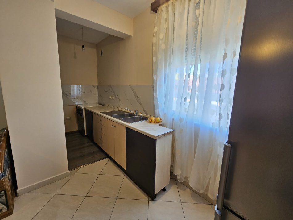 Tirane, jepet me qera apartament 2+1 Kati 4, 104 m² 500 € (Kopshti Botanik)