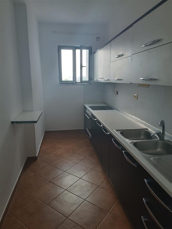 Tirane, jepet me qera apartament 3+1 Kati 5, 175 m² 500 € (Yrshek)