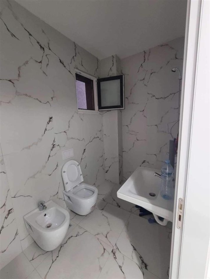 Tirane, jepet me qera apartament 2+1 Kati 2, 100 m² 500 € (Laprake)