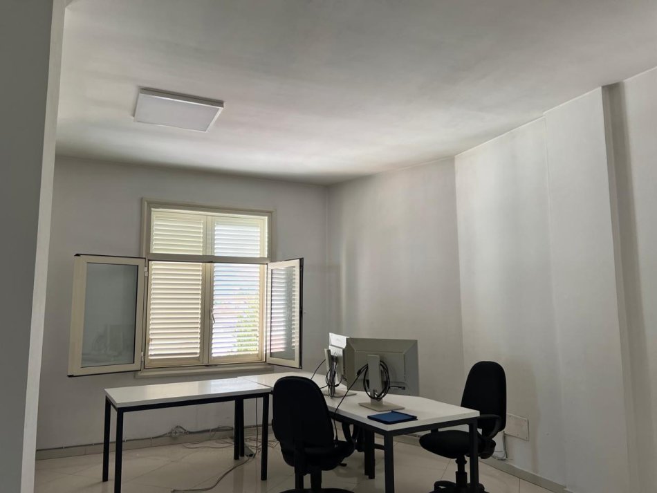 Tirane, jepet me qera zyre Kati 3, 350 m² 2.000 € (Laprake)