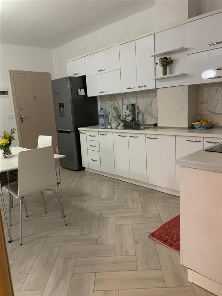 Tirane, jepet me qera apartament 2+1 Kati 1, 95 m² 550 € (kopshti b zoologjik)