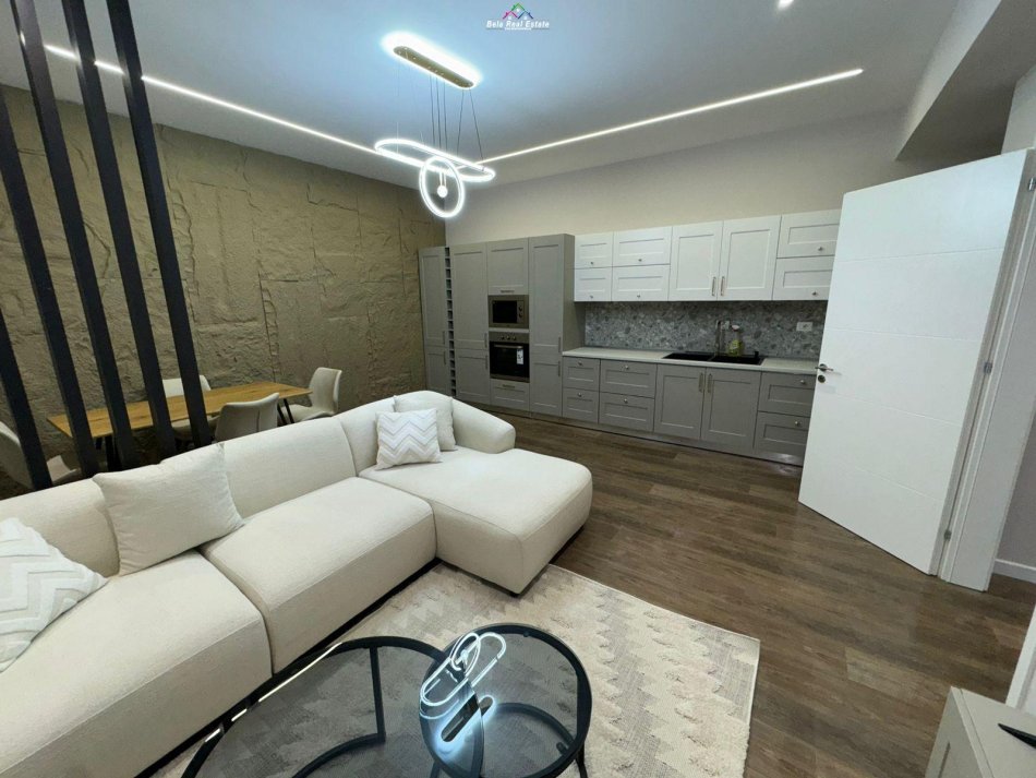Tirane, jepet me qera apartament 1+1+Ballkon Kati 1, 85 m² 750 € (kodra e diellit)