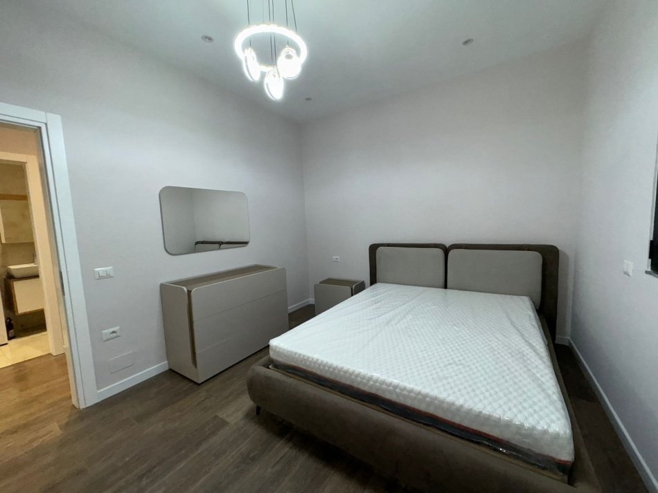 Tirane, jepet me qera apartament 1+1+Ballkon Kati 1, 74 m² 700 € (Afer Kodres se Diellit)