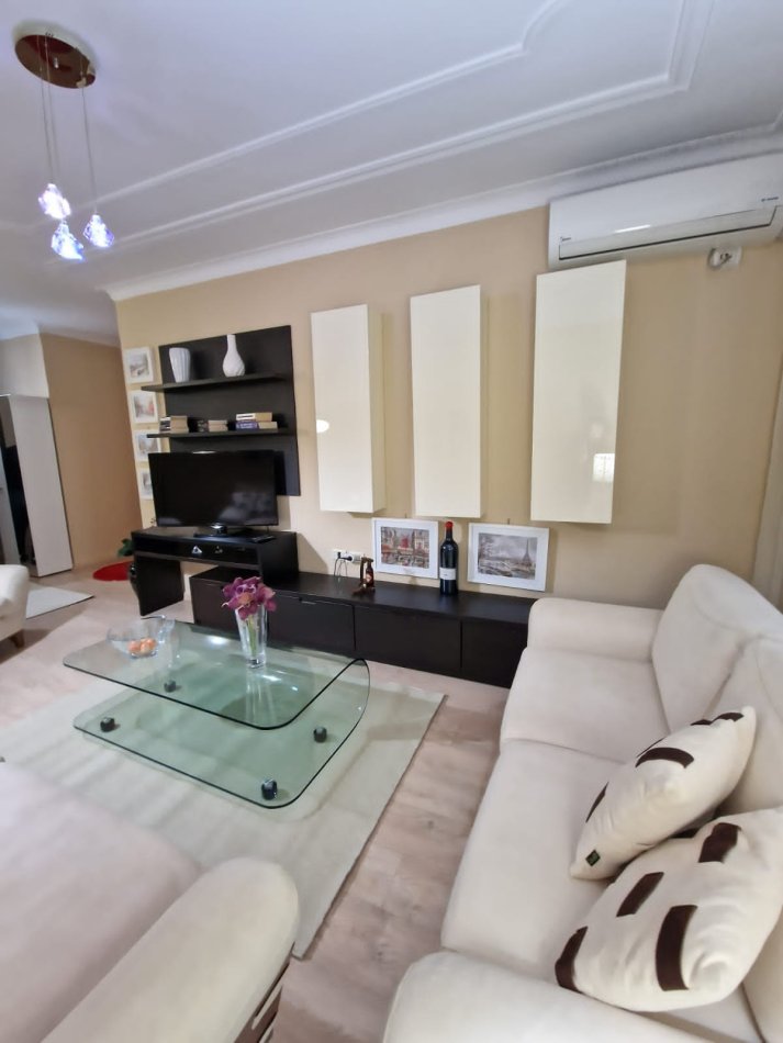 Tirane, jepet me qera apartament 1+1 Kati 2, 72 m² 800 € (Sheshi Wilson)