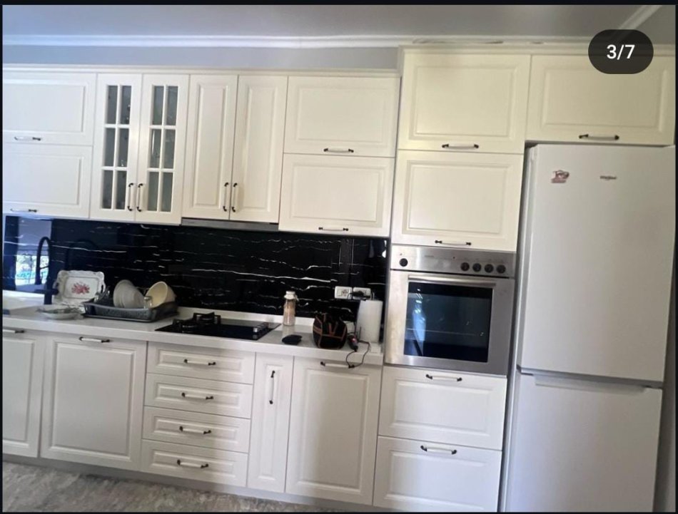 Tirane, jepet me qera apartament 2+1 Kati 1, 85 m² 500 € (fresku)