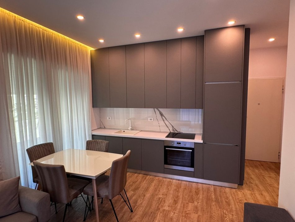 Tirane, shes apartament 1+1+Ballkon Kati 2, 61 m² 115.000 € (ali demi)