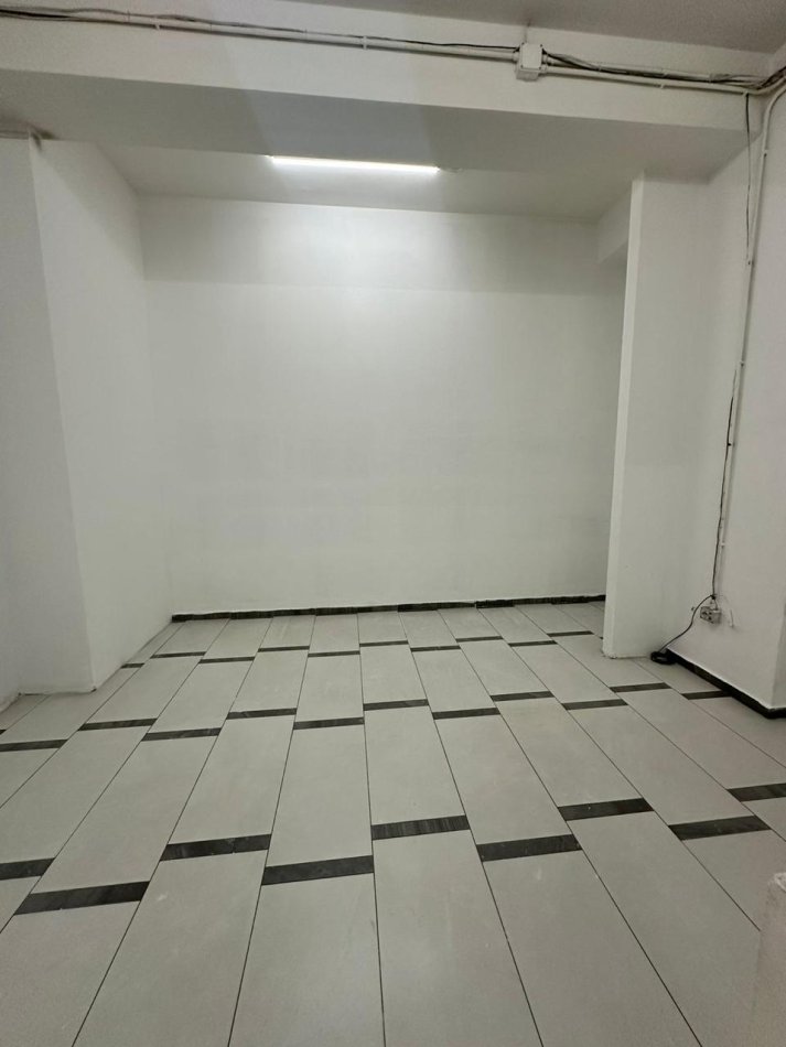 Tirane, jepet me qera dyqan Kati -1, 290 m² 1.200 € (astir)