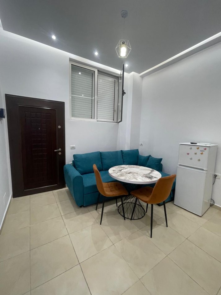 Tirane, jepet me qera apartament 1+1+Ballkon Kati 1, 60 m² 400 € (VILAT GJERMANE)