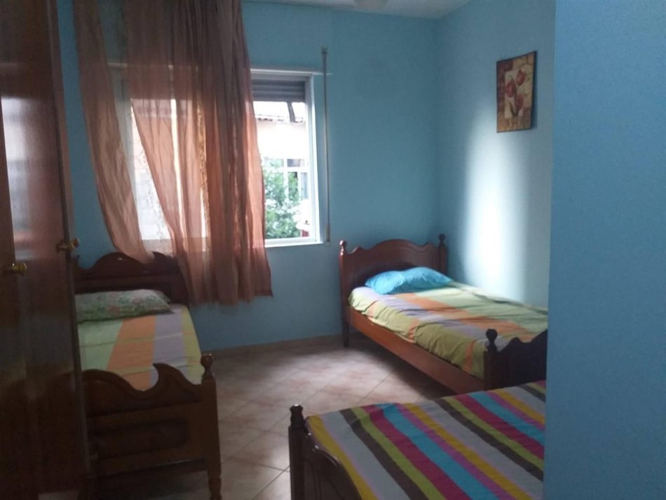 Tirane, jepet me qera apartament 1+1+Ballkon Kati 2, 70 m² 350 € (fresku)