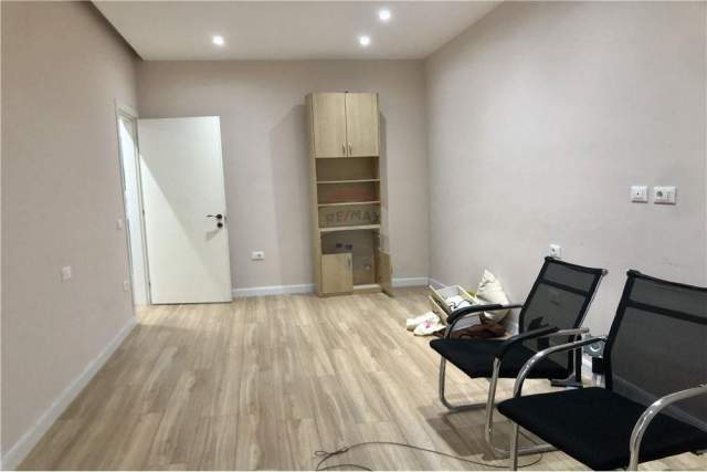 Tirane, jepet me qera zyre Kati 2, 65 m² 450 Euro (Kika 2 - Komuna e Parisit, Shqipëri)