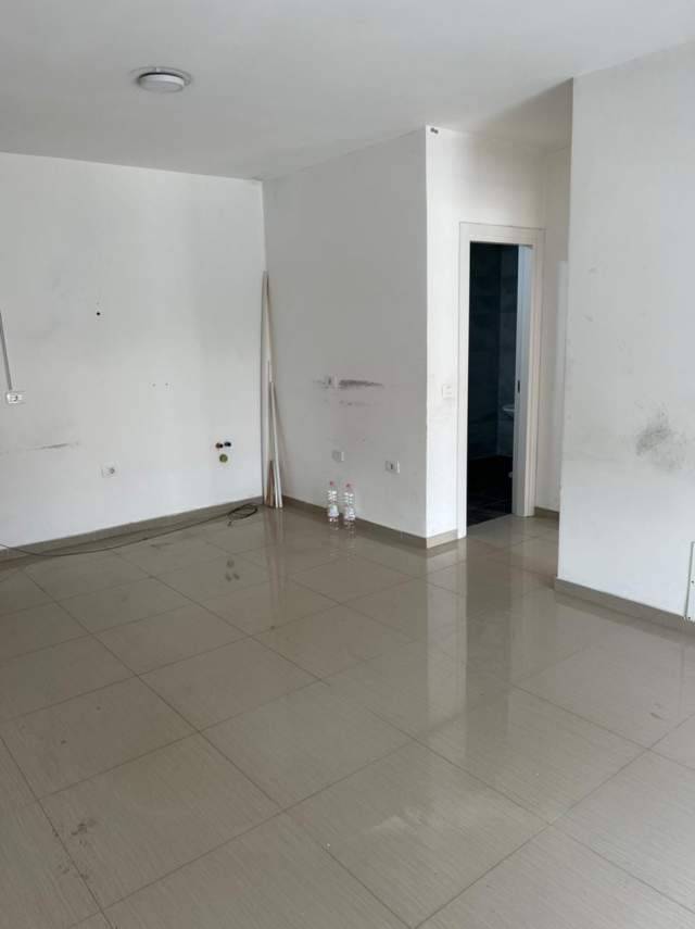 Tirane, jepet me qera ambjent biznesi Kati 2, 75 m² 400 Euro (Ndre Mjeda)