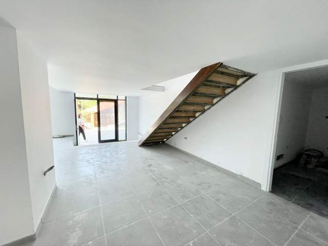 Tirane, jepet me qera dyqan Kati 0, 112 m² 600 Euro (Rruga Bedri Karapici - Yzberisht - Spitali Amerika)