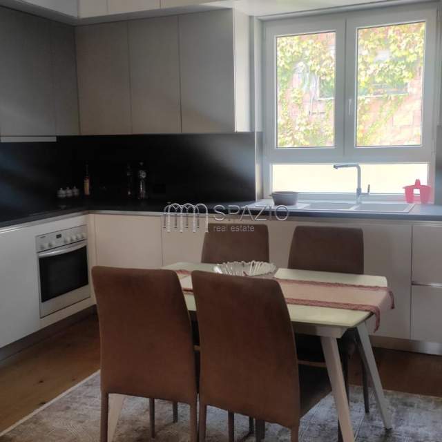 Tirane, jepet me qera Vile 2 Katshe 200 m² 1.500 Euro (Shkolla e kuqe , pazar i ri)