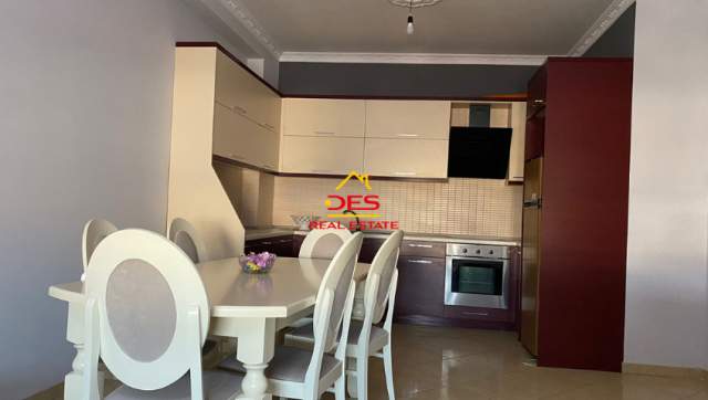 Vlore, jepet me qera apartament Kati 5, 300 Euro (Rruga Mis Durhan)