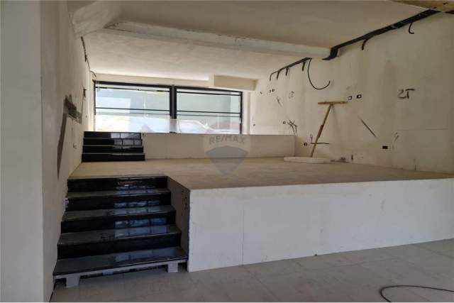 Tirane, jepet me qera dyqan Kati 0, 200 m² 2.200 Euro (rruga kavajes)