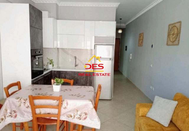 Vlore, jepet me qera apartament Kati 3, 95 m² 300 Euro (Rruga Dhimiter Konomi)