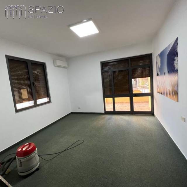 Tirane, jepet me qera shtepi 4+1 Kati 1, 200 m² 900 Euro (Pazari i Ri)