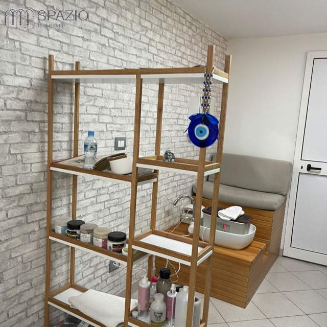 Tirane, jepet me qera ambjent biznesi Kati 1, 25 m² 250 Euro (Ish Stacioni Trenit)