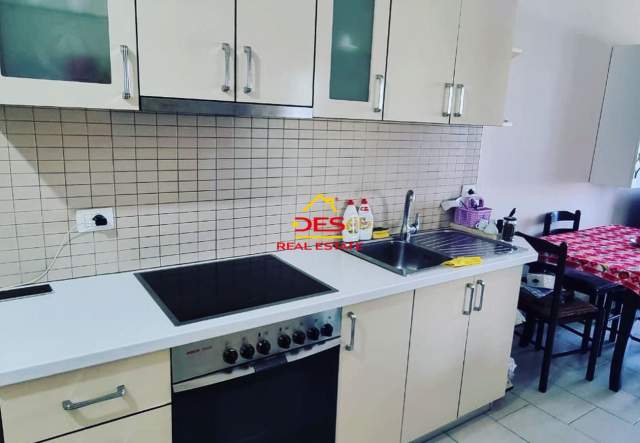 Vlore, jepet me qera apartament Kati 4, 90 m² 300 Euro (Plazhi I Vjetër, Vlorë)