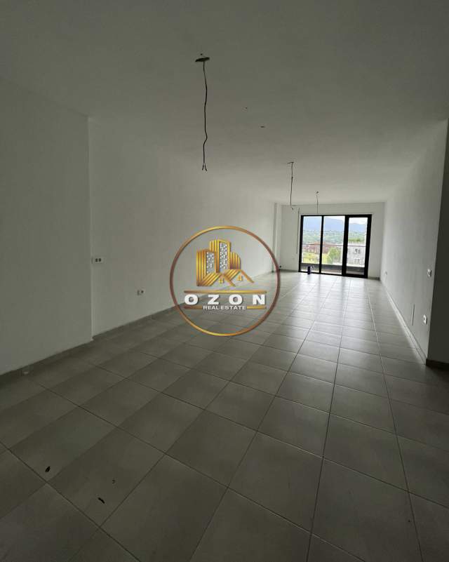 Tirane, jepet me qera ambjent biznesi Kati 10, 150 m² 1.000 Euro (Komuna e Parisit)